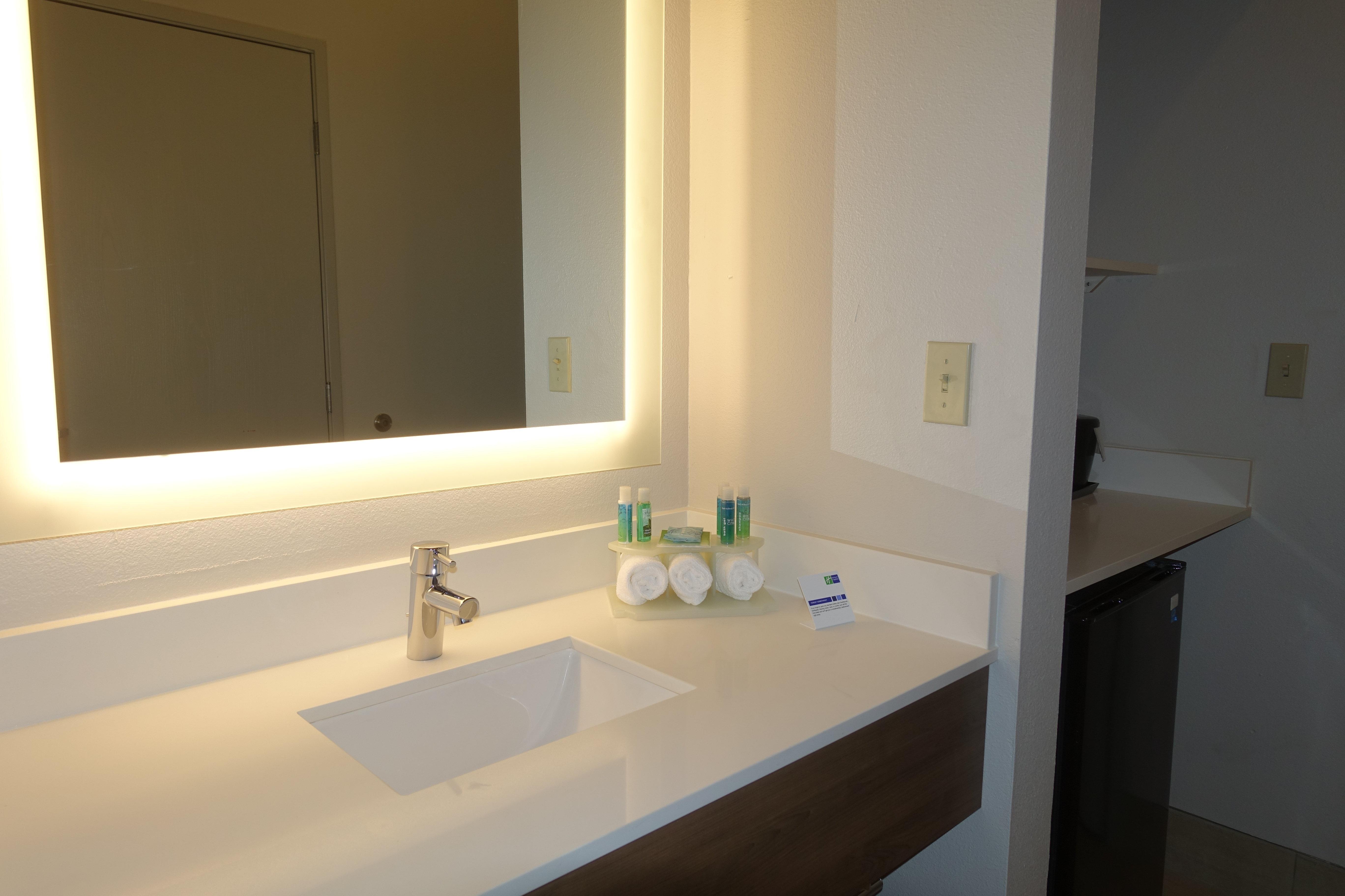 Holiday Inn Express & Suites Брентууд Екстериор снимка